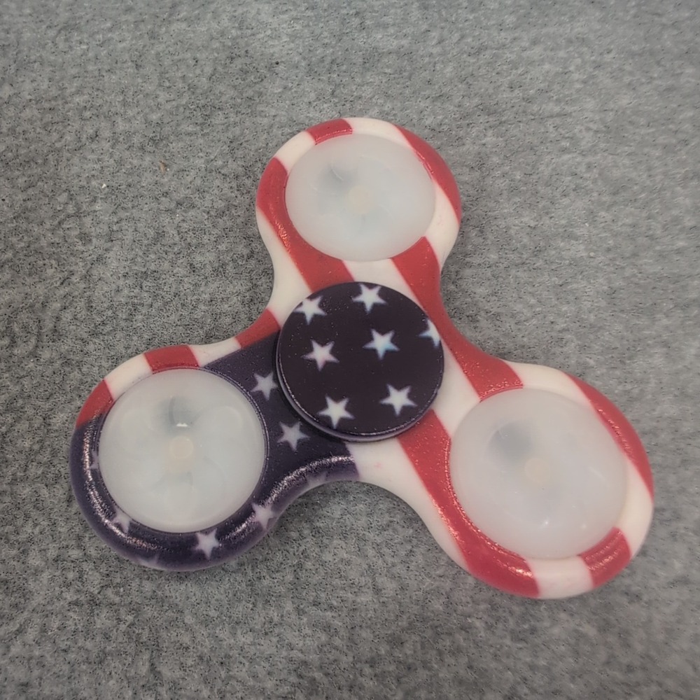 Lot of 25 American Flag Fidget Spinner Patriotic USA Theme Toy - Picture 2 of 5